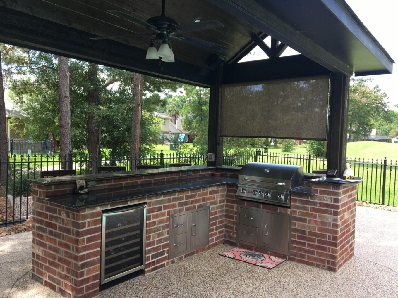 A grill in the middle of an outdoor patio.